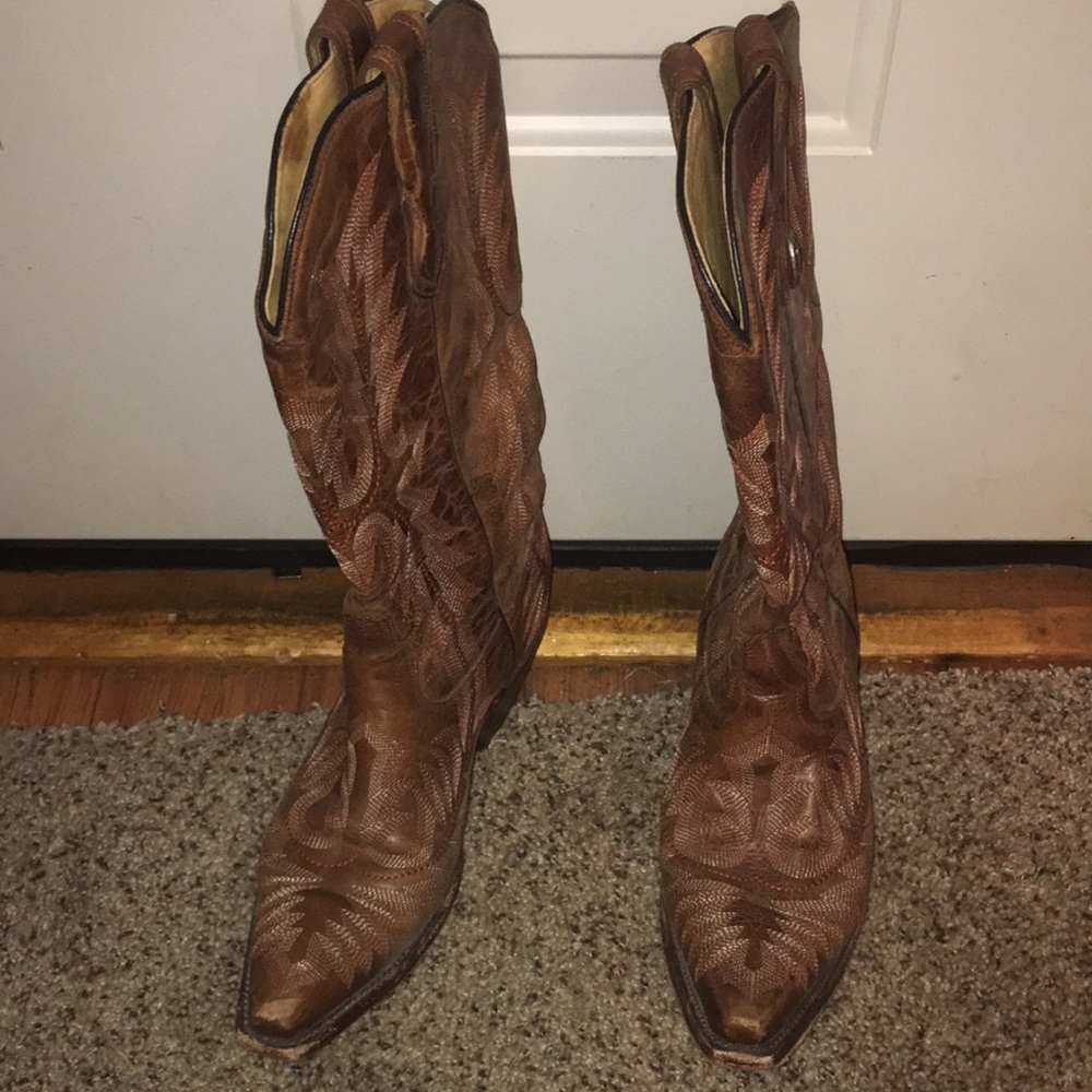 Corral boot tan leather boot sz8.5. Has red and cream threading. Toe is scuffed